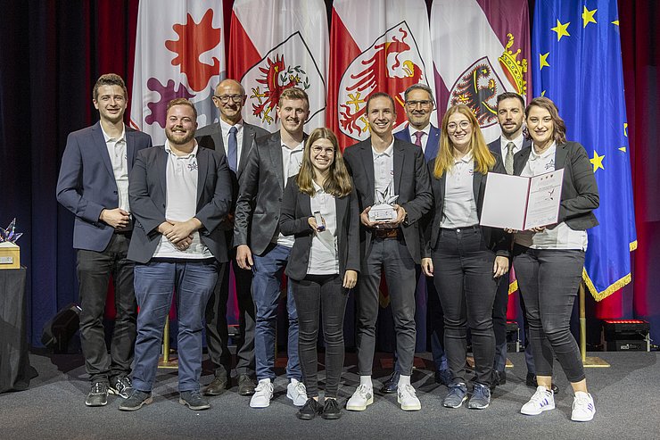 Gruppenfoto mit Vertretern eines Jugendblasorchester. 