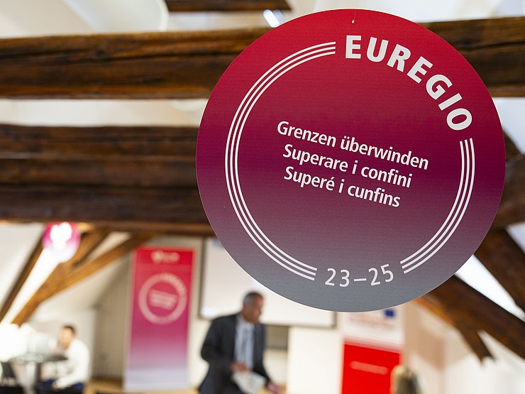 Bild mit Slogan "Grenzen überwinden"