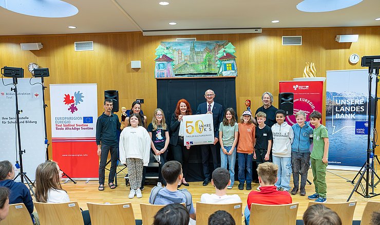 © Land Tirol/Rauch Gruppenfoto mit Landeshauptmann Anton Mattle und Bildungslandesrätin Cornelia Hagele mit Kindern und Puppenspielern.