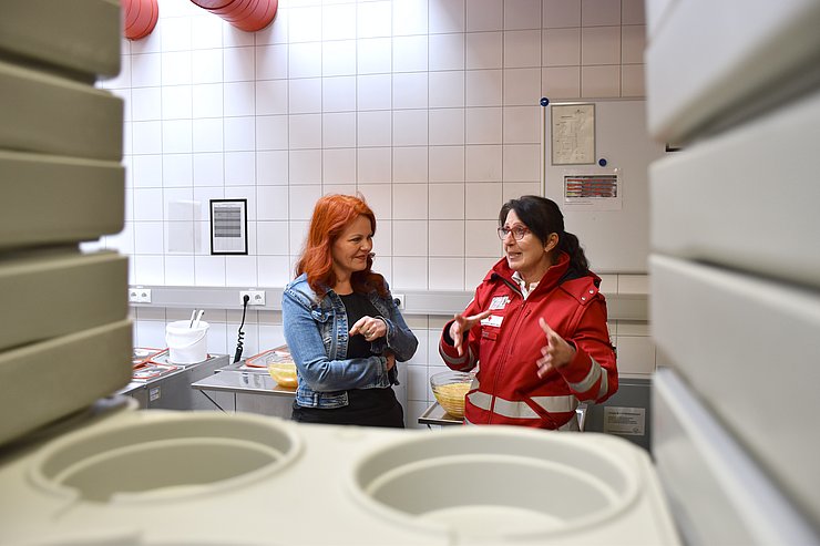 LRin Hagele im Gespräch mit Person des Roten Kreuzes