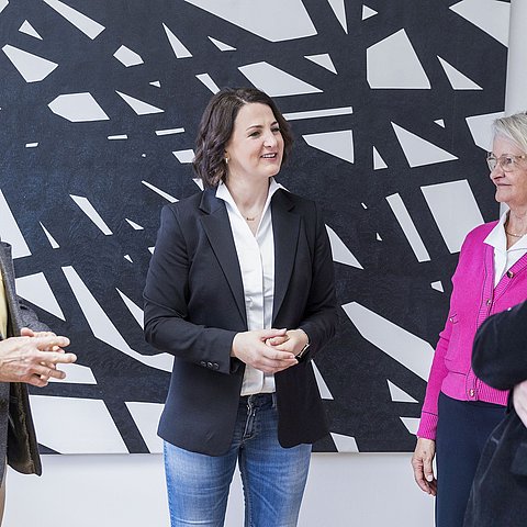 Seniorenlandesrätin Astrid Mair lädt alle SeniorInnen herzlich zur Seniorenenquete und Seniorenmesse SENaktiv 2023 ein.  