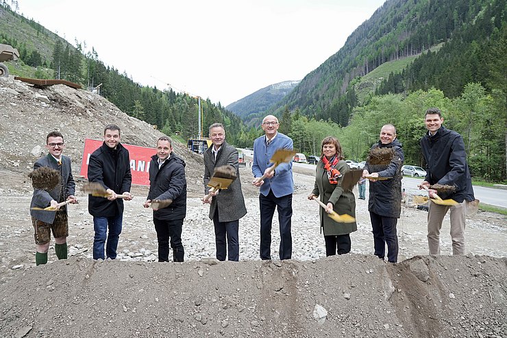 Acht Personen bei Spatenstich