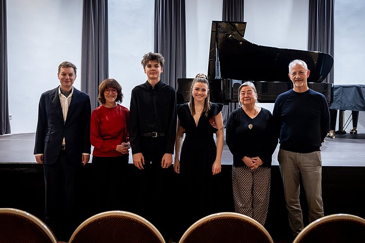 V. l.: Till Fellner (Kunstuniversität Graz, Zürcher Hochschule der Künste), Organisatorin und Juryvorsitzende Gabriele Enser (Tiroler Landeskonservatorium), Lukas Werth (Kurt-Ebert-Jugendpreisträger), Anja Theiner (Kurt-Ebert-Preisträgerin), Christiane Karajeva (Universität für darstellende Kunst Wien), Wolfgang Laubichler (Direktor Haus der Musik).