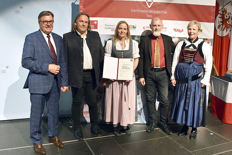 © Land Tirol/Baumegger Gruppenfoto stehend mit Urkunde in der Hand