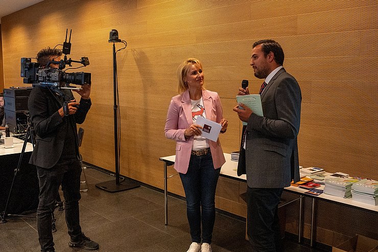 Parampreet Christopher Bindra erläuterte die Angebote des Infoecks als Anlaufstelle für junge TirolerInnen.