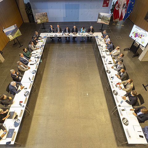 "Forstgipfel" im Innsbrucker Landhaus. 