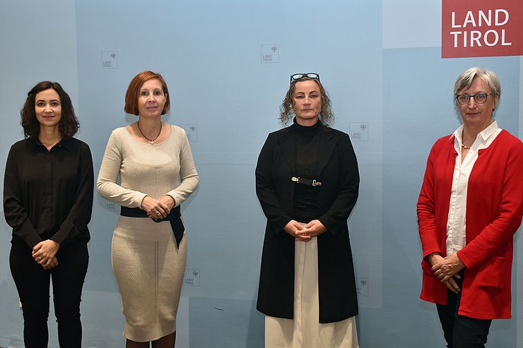 Frauenlandesrätin Gabriele Fischer (2.v.li.) gab gemeinsam mit v.li. Julia Haberkorn (Gewaltschutzzentrum Tirol), Gabi Plattner (Tiroler Frauenhaus) und Elisabeth Stögerer-Schwarz (Abt. Gesellschaft und Arbeit/Bereich Frauen und Gleichstellung) einen Überblick über Gewaltschutz und Gewaltprävention in Tirol.