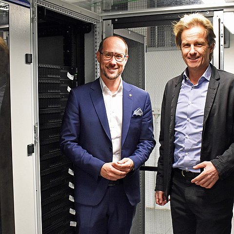 LR Gerber mit Markus Huber, Geschäftsführer der DVT, im Rechenzentrum der DVT