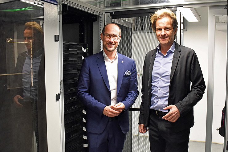 © Land Tirol/Pichler LR Gerber mit Markus Huber, Geschäftsführer der DVT, im Rechenzentrum der DVT