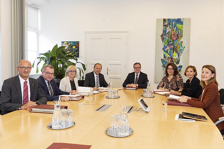 Letzte Regierungssitzung der derzeit amtierenden Tiroler Landesregierung (v.li.): LR Anton Mattle, LR Johannes Tratter, LRin Beate Palfrader, LHStv Josef Geisler, LH Günther Platter, LHStvin Ingrid Felipe, LRin Gabriele Fischer und LRin Annette Leja. 