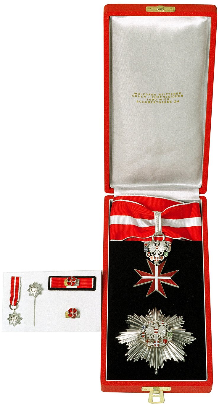 Großes Silbernes Ehrenzeichen mit dem Stern um die Verdienste um die Republik Österreich