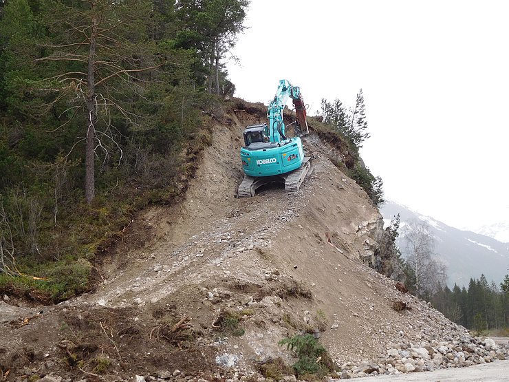© Land Tirol Vorbereitung Felsabtragsarbeiten mittels Bagger