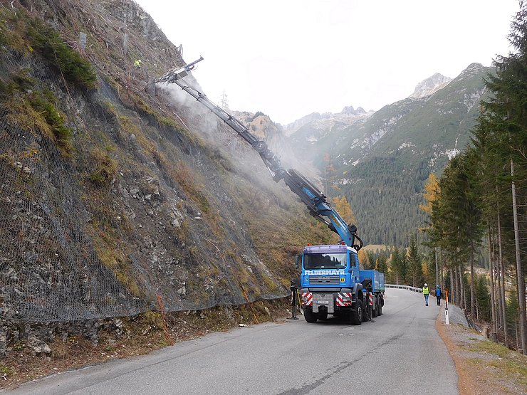 Bohrarbeiten für Ankerung mit Lkw