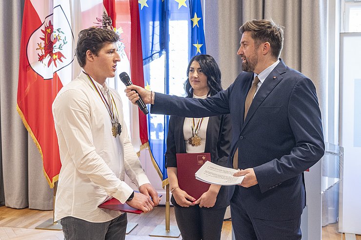 Ein Mensch spricht ins Mikrofon.