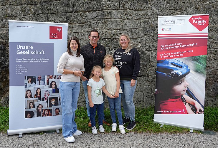 © Land Tirol/Pichler Landesrätin Astrid Mair mit Familie vor Rollup