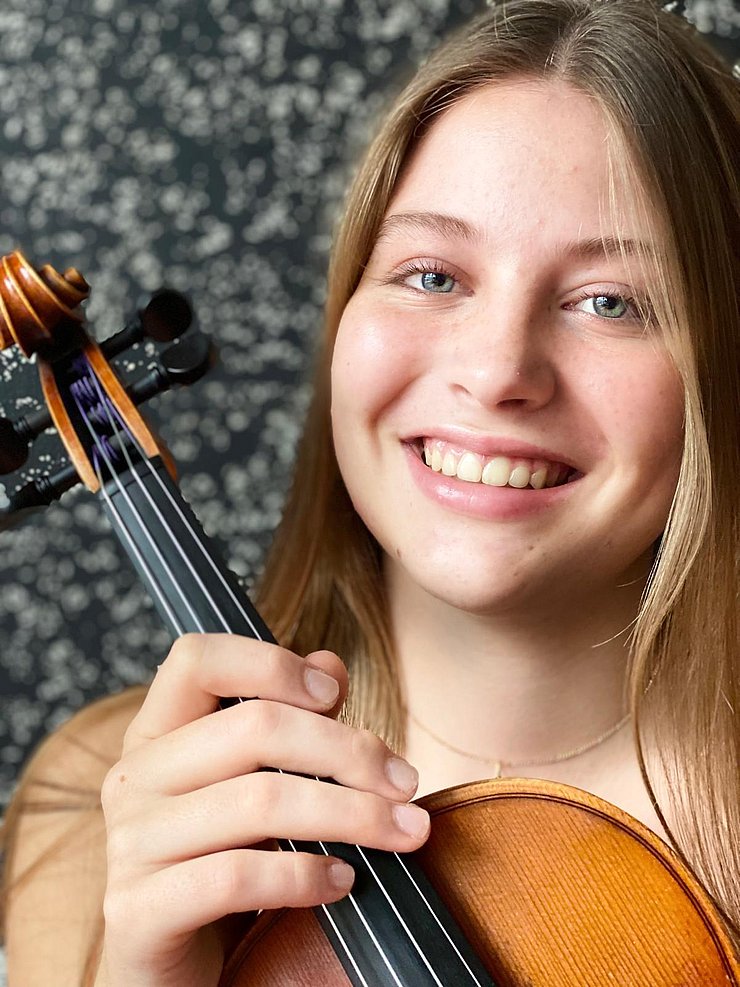 Konzertmeisterin des Auswahlorchesters ist die erst 17-jährige Geigerin Hannah Rief aus Mils bei Hall.