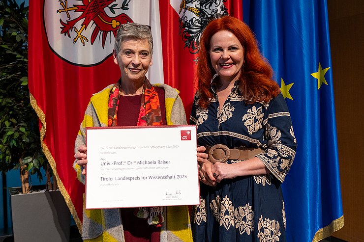 Wissenschaftslandesrätin Cornelia Hagele überreichte den Tiroler Landespreis für Wissenschaft an Michaela Ralser (Universität Innsbruck).