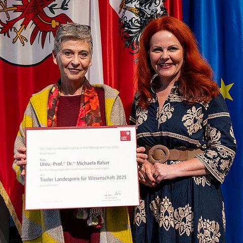 Wissenschaftslandesrätin Cornelia Hagele überreichte den Tiroler Landespreis für Wissenschaft an Michaela Ralser (Universität Innsbruck).