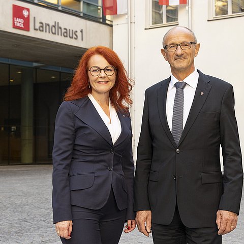 Freuen sich gemeinsam mit der Wissenschaftlerin des Jahres Francesca Ferlaino: LH Anton Mattle und Wissenschaftslandesrätin Cornelia Hagele.