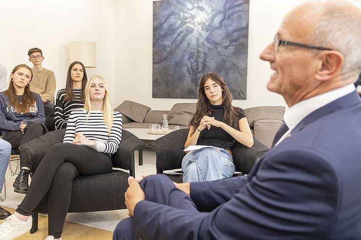 Der Landeshauptmann spricht zur Klasse.