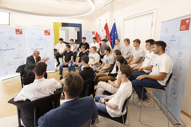 Der Landeshauptmann spricht zur Klasse.