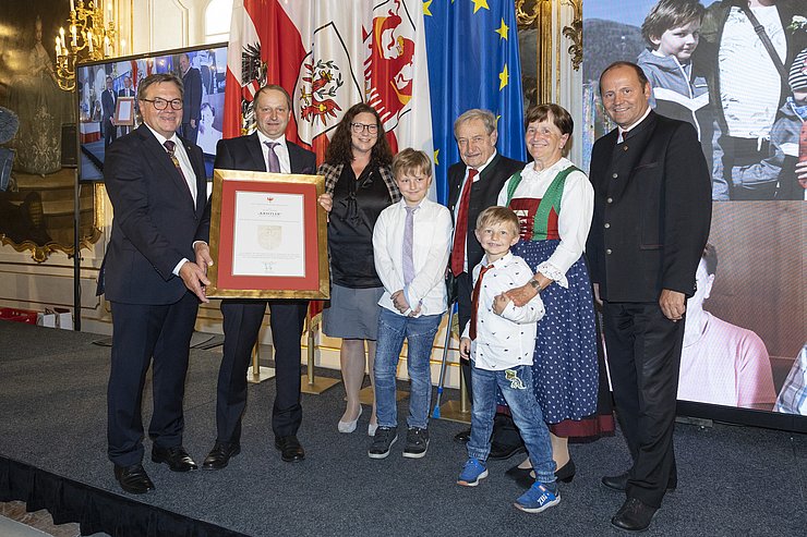 Den Titel „Erbhof“ darf künftig unter anderem die Familie Peter Stöger aus Matrei am Brenner mit ihrem Erbhof – Kristler führen – im Bild mit LH Günther Platter (links) und LHStv Josef Geisler (rechts). 