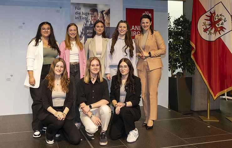 Die Tiroler LandessiegerInnen mit Jugendlandesrätin Astrid Mair (re.) von links Lana Aleid, Valerie Achleitner, Sophie Gruber und Anna-Sofie Juffinger, knieend von links Sophie Wirth, Sandra Mittermayer und Hannah Feuerstein. Auf dem Foto fehlt Felix Maurer.