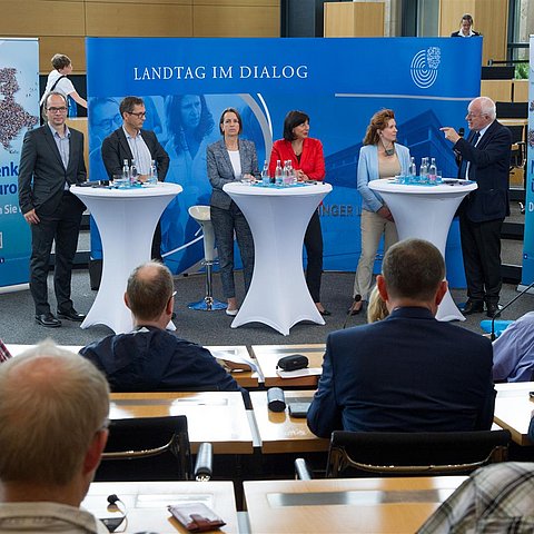 LTP van Staa mit weiteren Gästen am Podium im Sitzungssaal des Thüringer Landtages