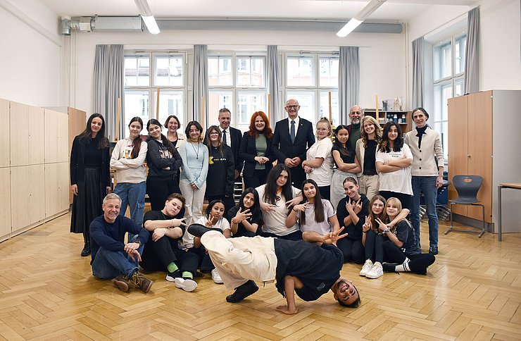 © Land Tirol/Hörmann Schülerinnen und Schüler der Mittelschule Ilse-Brühl-Gasse im Bild mit unter anderem Landeshauptmann Anton Mattle und Bildungslandesrätin Cornelia Hagele.