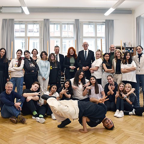 Schülerinnen und Schüler der Mittelschule Ilse-Brühl-Gasse im Bild mit unter anderem Landeshauptmann Anton Mattle und Bildungslandesrätin Cornelia Hagele.