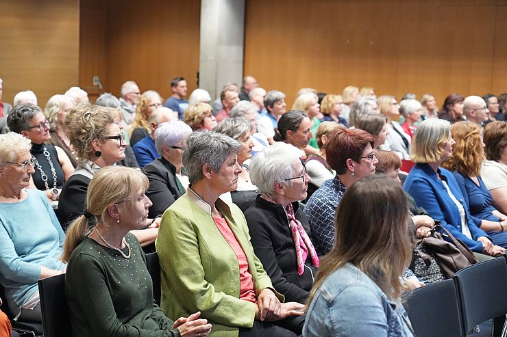 © Land Tirol/Reiter Mehrere Menschen hören einer Rede zu.