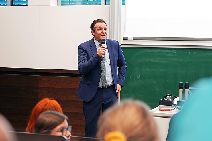 © Land Tirol/Neuner „Die Kinder und Jugendlichen zeigen, dass sie bereit sind, anzupacken – im digitalen Alltag, in der Pause oder bei länderübergreifenden Projekten“, ist Klimaschutzlandesrat René Zumtobel begeistert von den ausgezeichneten Schulklassen.