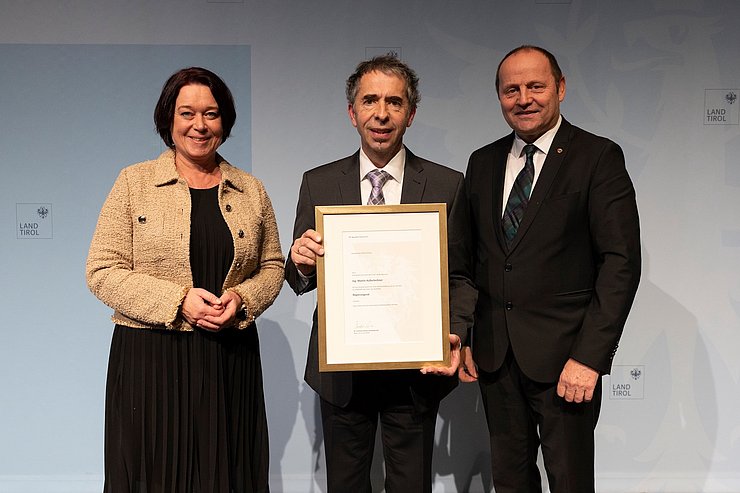 LTPin Ledl-Rossmann und LHStv Josef Geisler mit dem ausgezeichneten Regierungsrat Martin Außerlechner (Elektro- und maschinentechnische Anlagen).
