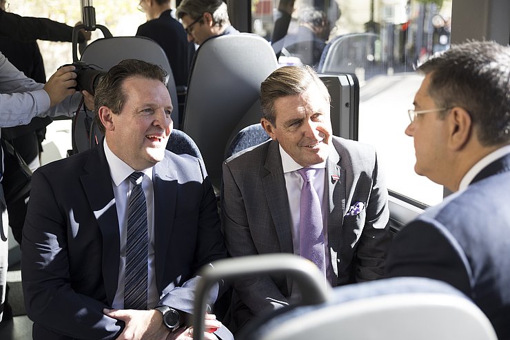 Auch die Fahrt im E-Bus wurde zum Austausch genutzt: LR René Zumtobel und BM Peter Hanke im Gespräch mit EU-Kommissar Apostolos Tzitzikostas.