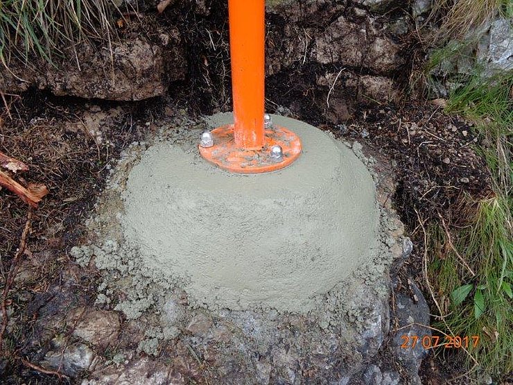 © Land Tirol/Abt. Geoinformation Betonierung eines Stabilisationssockels für das Scheibensignal