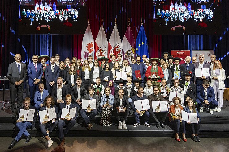 Gruppenfoto mit allen ausgezeichneten Personen und Projekten. 