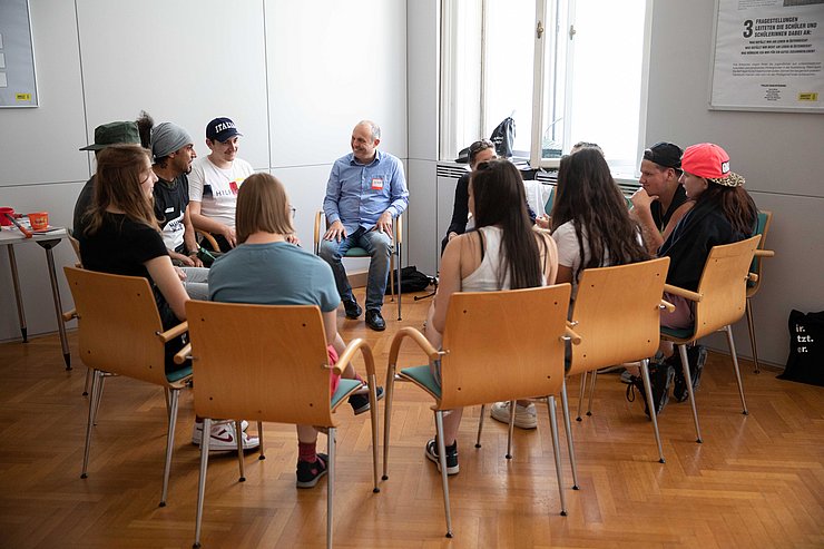 Jugendliche sitzen im Kreis