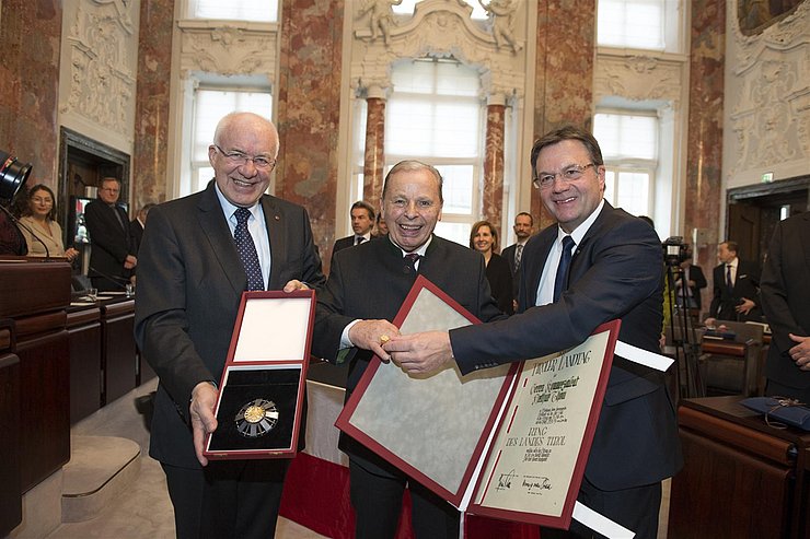 © Land Tirol/Berger – Abdruck honorarfrei LH Günther Platter: Die höchste Auszeichnung des Landes für einen „Unternehmer, Visionär und Philanthropen aus und für Tirol“