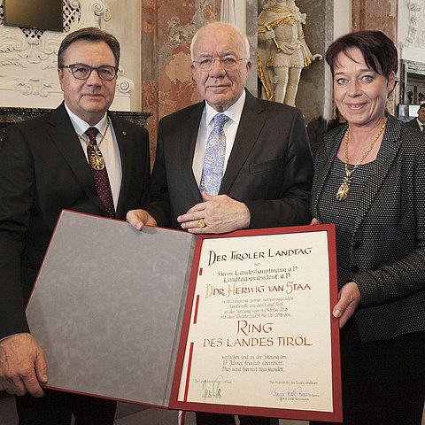 v.l.: LH Günther Platter, Landtagspräsident und Landeshauptmann a.D. Herwig van Staa, Landtagspräsidentin Sonja Ledl-Rossmann