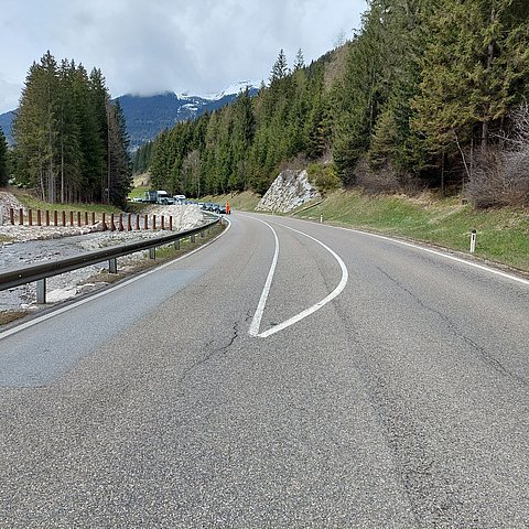 Straße auf B 179 Fernpassstraße, Blick Zufahrt Obergarten Richtung Reutte. 