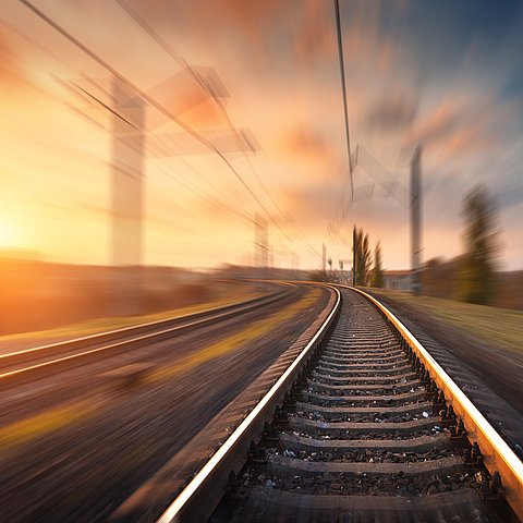 Eisenbahnschienen im Sonnenuntergang