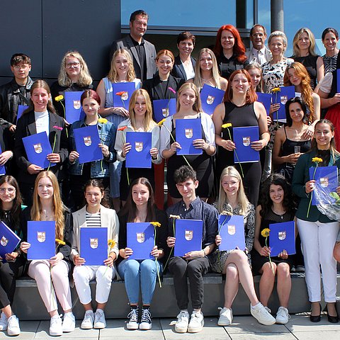 Gruppenfoto Abschlussklasse mit Zeugnissen