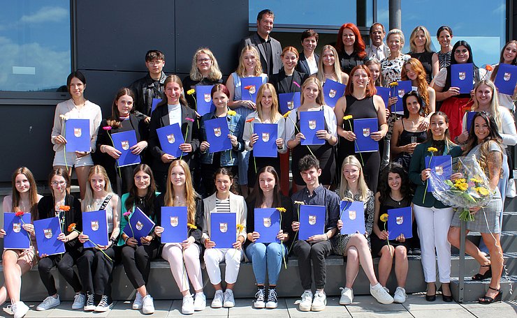 Gruppenfoto Abschlussklasse mit Zeugnissen