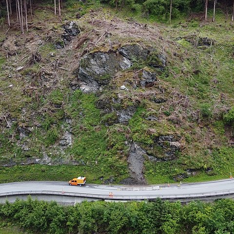 Drohnenaufnahme der Rutschung auf die Straße