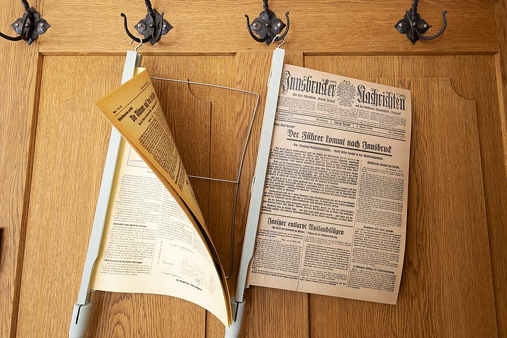 Schriftstücke auf braunem Hintergrund