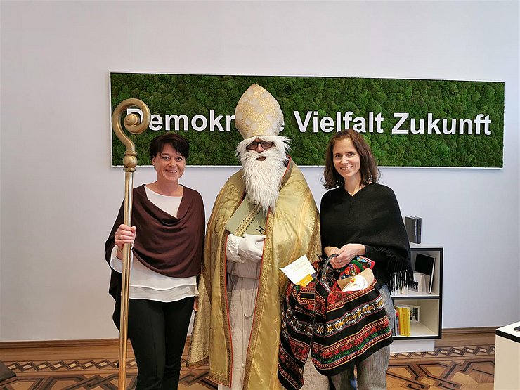 © Tiroler Landtag/Landtagsdirektion LTPin Ledl-Rossmann mit dem heiligen Nikolaus