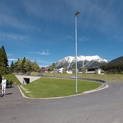 Unterführung mit Personen zu Fuß und per Rad