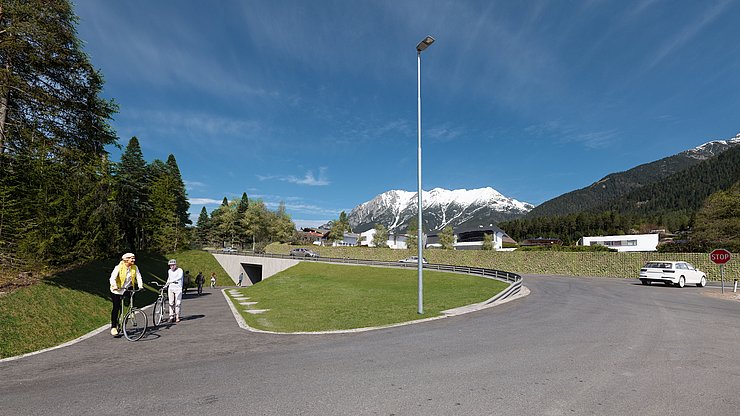 Unterführung mit Personen zu Fuß und per Rad