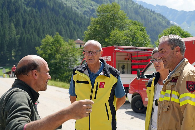 LH Mattle mit Menschen redend