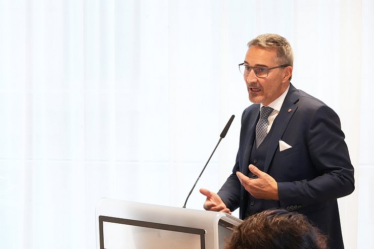 © Land Tirol/Pölzl Kompatscher sprechend